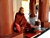 Bagan: Shwe Zigon pagoda, monaco buddista in meditazione